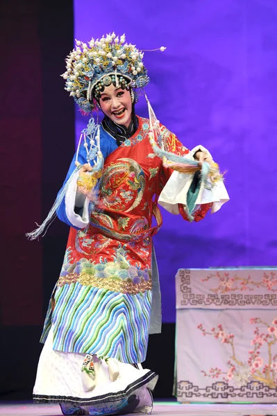 Pretty chinese traditional opera actress with theatrical costume — Stock Photo, Image