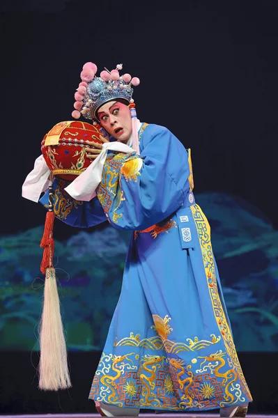 नाट्यपूर्ण पोशाख सह चीनी पारंपारिक ऑपेरा अभिनेता — स्टॉक फोटो, इमेज