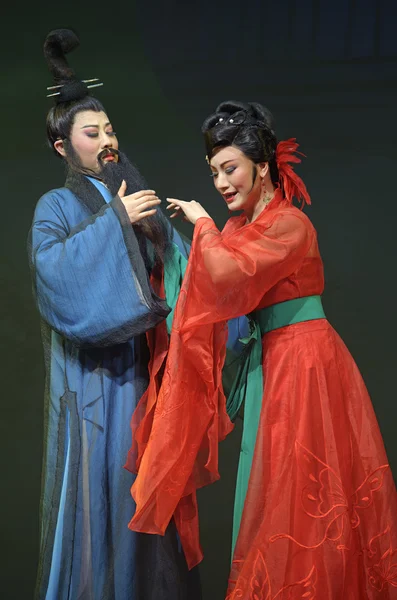 Actriz de ópera tradicional bastante china con traje teatral — Foto de Stock