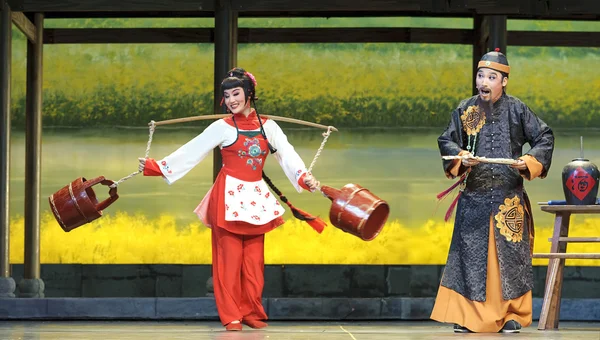 Vrij chinese traditionele opera actrice met theatrale kostuum — Stockfoto