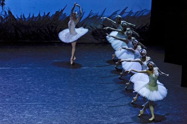 Danseurs de ballet se produisent sur scène — Photo