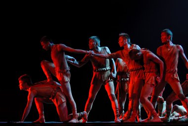 Sahne Alanı'nda modern dansçılar gerçekleştirmek