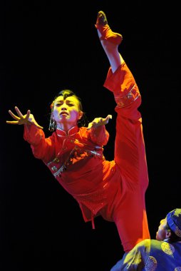 Sahne Alanı'nda modern dansçı gerçekleştirir