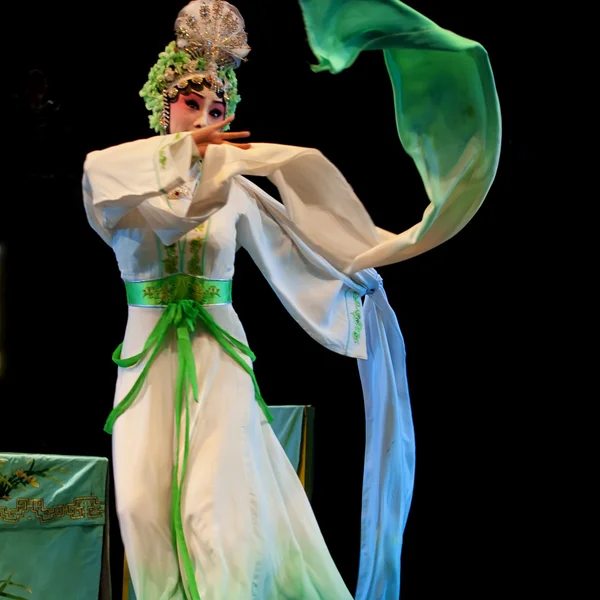 Cantik Cina aktris opera tradisional dengan kostum teater — Stok Foto