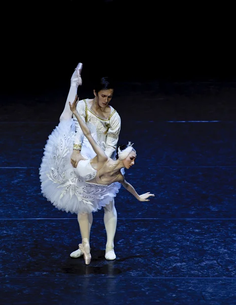 Dançarinos de balé se apresentam no palco — Fotografia de Stock