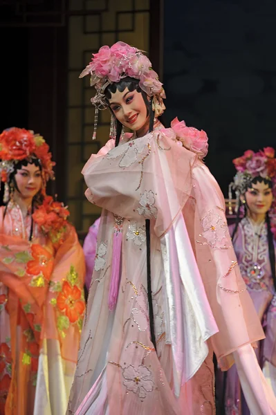 Pretty chinese traditional opera actress with theatrical costume — Stock Photo, Image