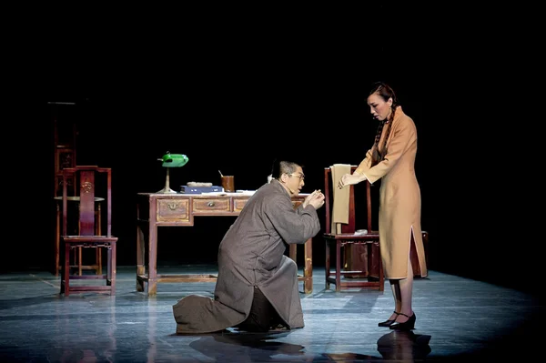 Актёр китайской оперы выступает на сцене — стоковое фото