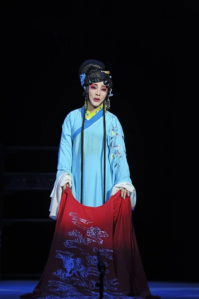 Pretty chinese traditional opera actress with theatrical costume — Stock Photo, Image