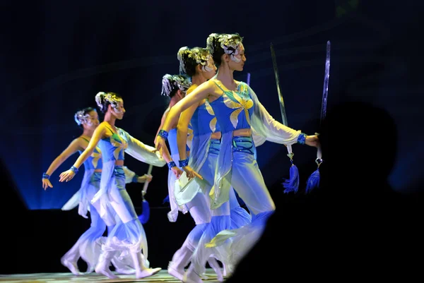 Les danseurs modernes se produisent sur scène — Photo