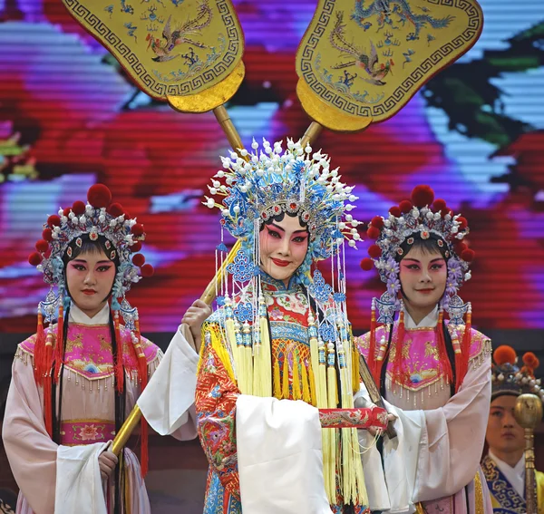 Vrij chinese traditionele opera actrice met theatrale kostuum — Stockfoto