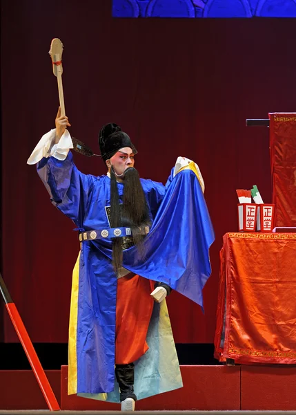 Acteur d'opéra traditionnel chinois avec costume théâtral — Photo