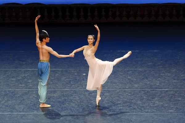 Ballet dancers perform on stage — Stock Photo, Image