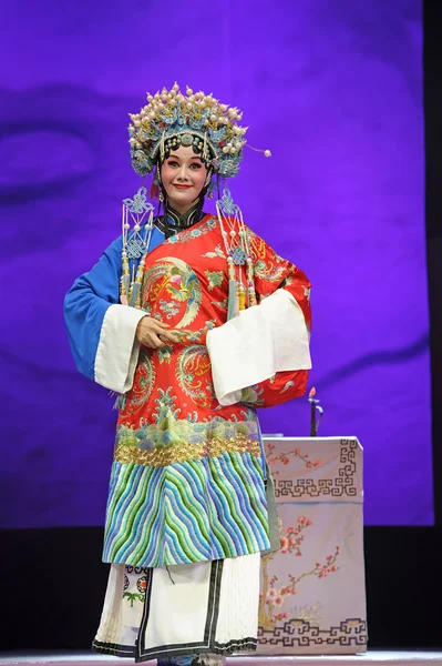 Pretty chinese traditional opera actress with theatrical costume — Stock Photo, Image