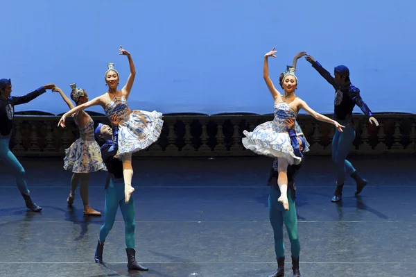 Baletní tanečníci provádějí na jevišti — Stock fotografie