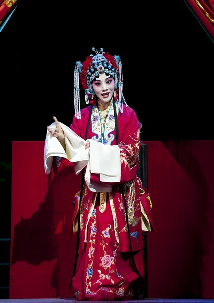 नाट्यपूर्ण पोशाख सह सुंदर चीनी पारंपारिक ऑपेरा अभिनेत्री — स्टॉक फोटो, इमेज