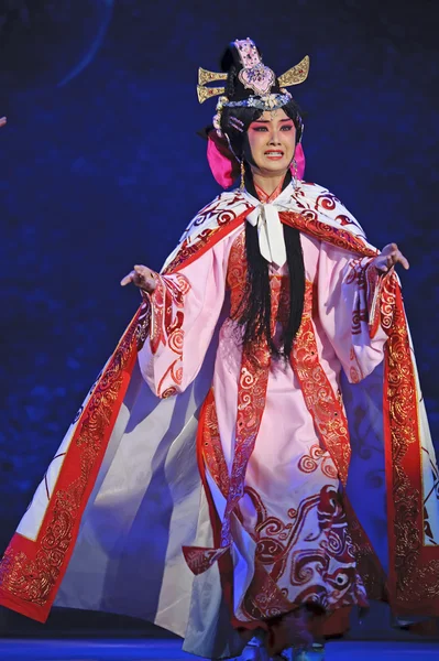 Jolie actrice d'opéra traditionnelle chinoise avec costume théâtral — Photo