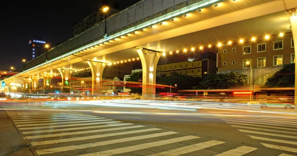 Hoge snelheid verkeer en wazig licht paden onder het viaduct — Stockfoto