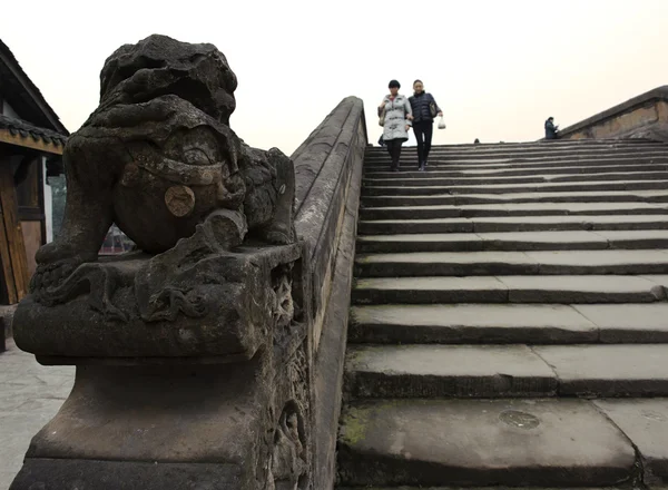 Women walk on chinese traditional bridge — Φωτογραφία Αρχείου