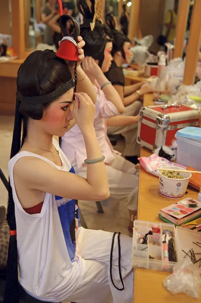 Chinese opera actress painting face at backstage — Stockfoto