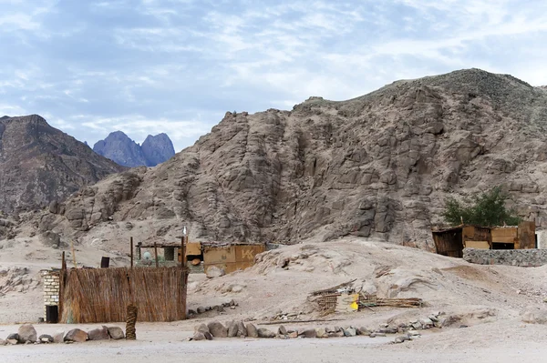 El asentamiento de la tribu beduina en el desierto del Sahara cerca de Hurghada — Foto de Stock