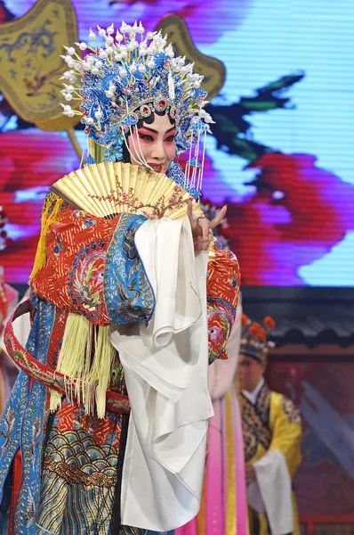 Гарна китайська традиційна оперна актриса з театральним костюмом — стокове фото
