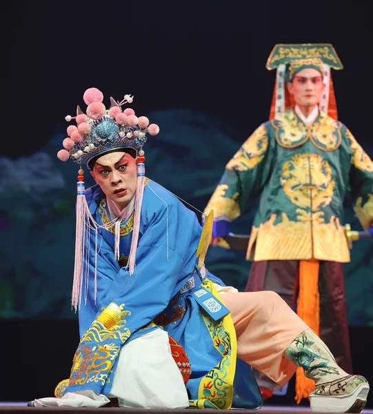 Acteur d'opéra traditionnel chinois avec costume théâtral — Photo