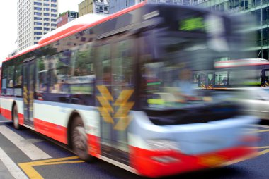 yüksek hızlı ve bulanık otobüs trails şehir yolunda