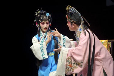 Çin sichuan opera sanatçısı geleneksel kostüm ile sahnede gösteri yapmak.