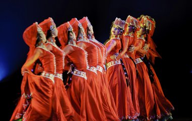 Uygur grubu dansçılar