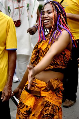 renkli örgü ile madagascan dansçı