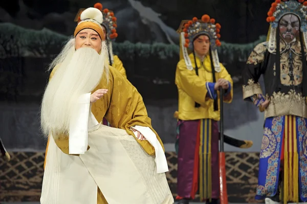 Chinese traditionele opera acteur met theatrale kostuum — Stockfoto