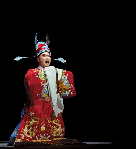 Kinesiska traditionell opera skådespelare med teatraliska kostym — Stockfoto