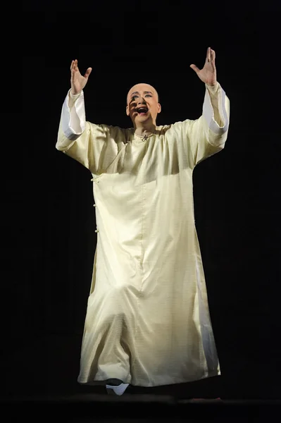 Chinese traditional opera actor with theatrical costume — Stock Photo, Image