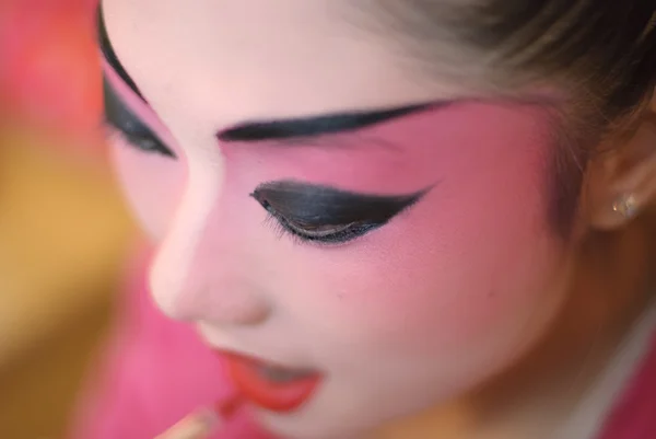 Eine chinesische Opernsängerin schminkt sich vor der Aufführung ihr Gesicht — Stockfoto