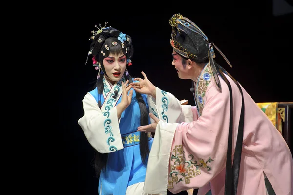 Kinesisk sichuan opera artist gör en show på scenen med traditionell dräkt. — Stockfoto