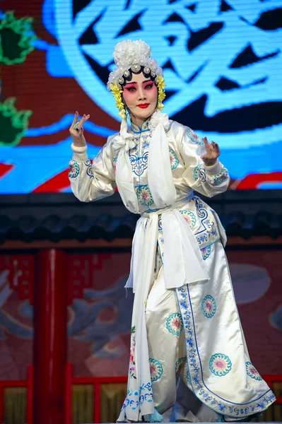 Actriz de ópera tradicional bastante china con traje teatral —  Fotos de Stock