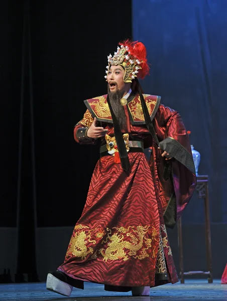 Chinesischer traditioneller Opernschauspieler mit theatralischem Kostüm — Stockfoto