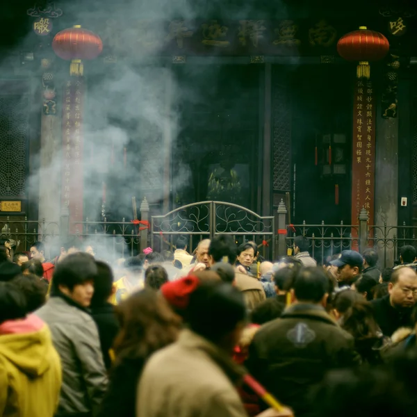 Gente quemando incienso sobre el altar de incienso en el templo — Foto de Stock