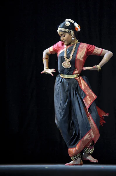 Індійська Bharatanatyam танцюрист — стокове фото