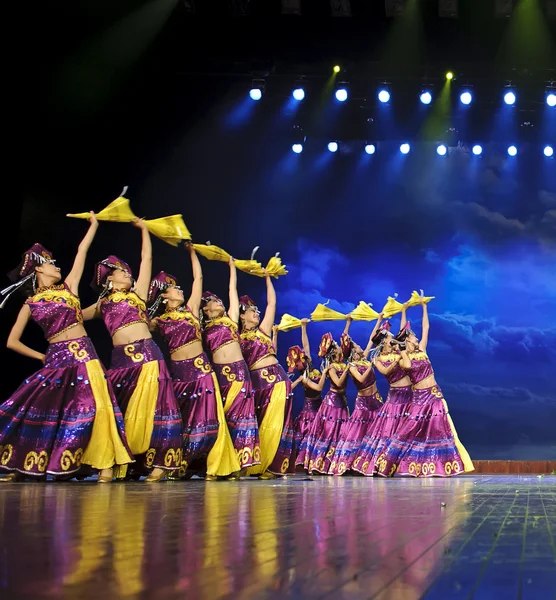 Chinese Yi ethnic dancers — Stock Photo, Image