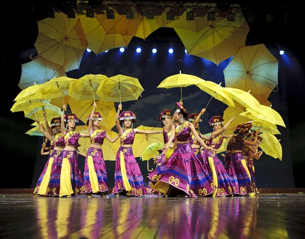 Chinese yi etnische dansers — Stockfoto