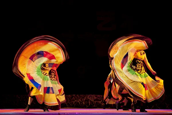 Chinese Yi ethnic dance — Stock Photo, Image