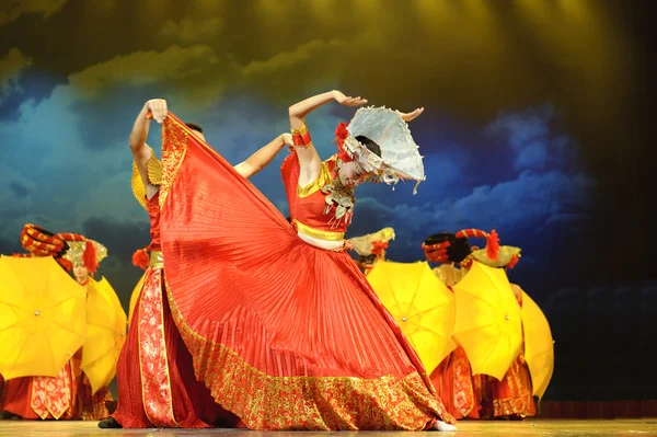 Dança étnica chinesa de nacionalidade Yi — Fotografia de Stock