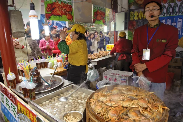 스낵 바에서 음식을 판매 하는 세일즈 맨 — 스톡 사진