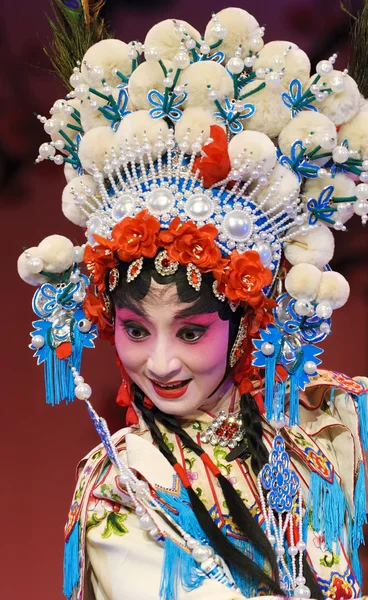 Jolie actrice d'opéra traditionnelle chinoise avec costume théâtral — Photo