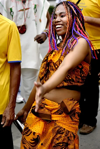 Bailarina madagasca con trenzas coloridas — Foto de Stock