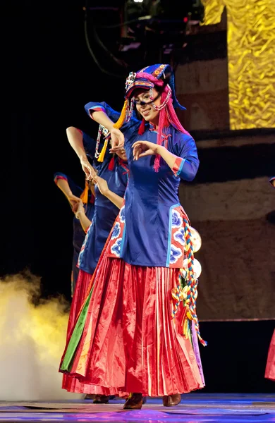 Tibetan ethnic dancers — Stock Photo, Image