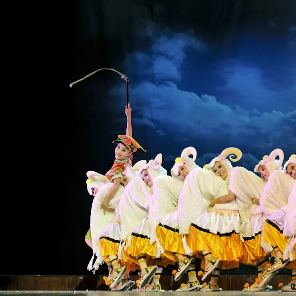 Kínai etnikai táncosok Yi állampolgársága — Stock Fotó