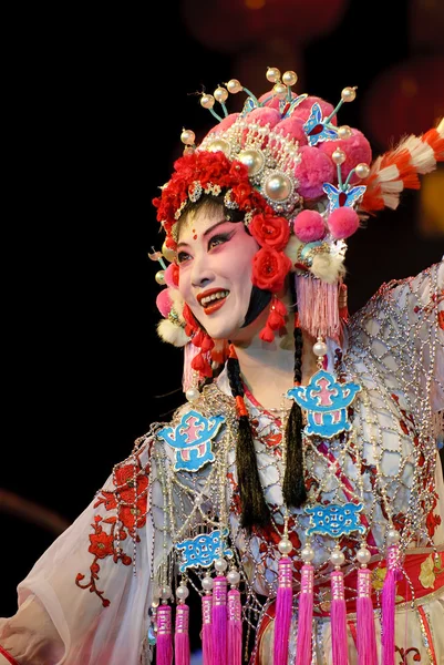 Vrij chinese traditionele opera actrice met theatrale kostuum — Stockfoto