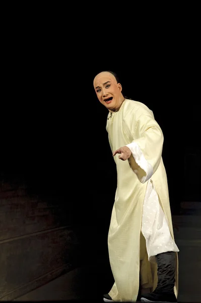 Acteur d'opéra traditionnel chinois avec costume théâtral — Photo